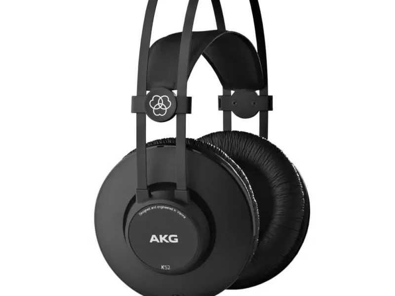 Audífonos cerrados AKG K52 negros con diseño profesional para monitoreo y estudio