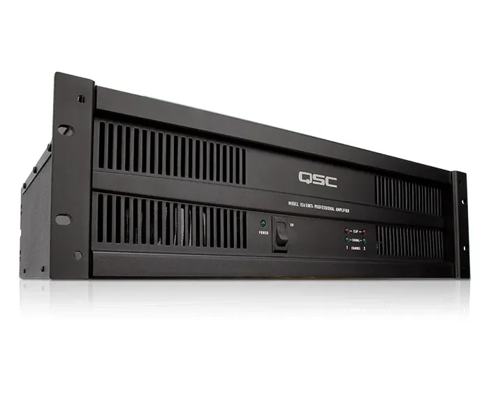 Vista frontal del amplificador QSC ISA500Ti de 500W con diseño robusto y ventilación lateral