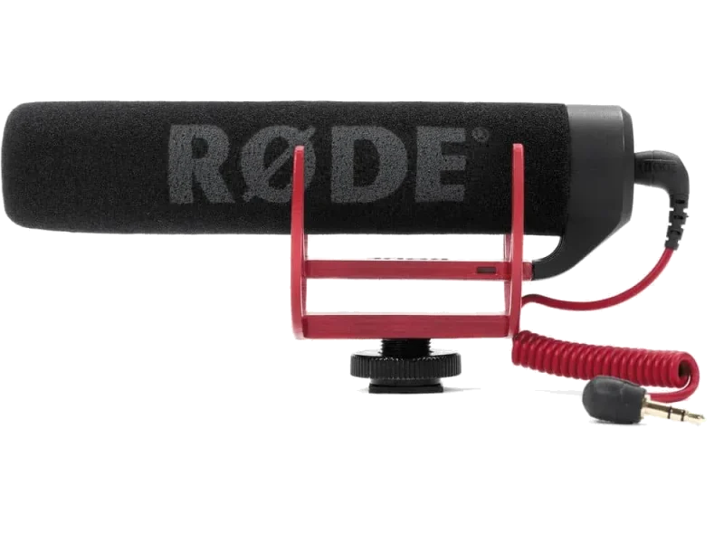 Micrófono direccional compacto Rode VideoMic GO con soporte rojo y conector de 3.5 mm.