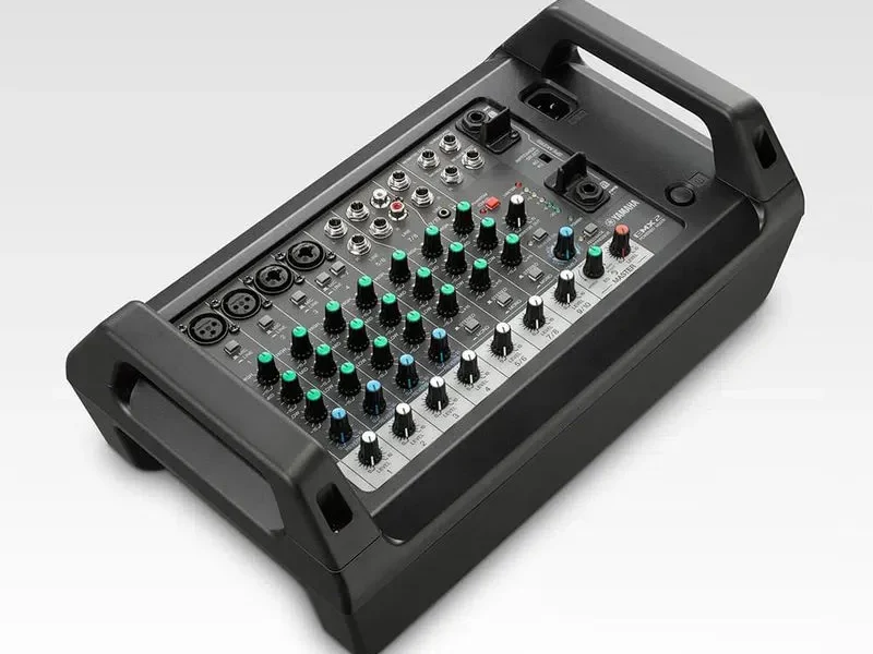 Vista superior de la mezcladora Yamaha EMX-2 con perillas y entradas de audio