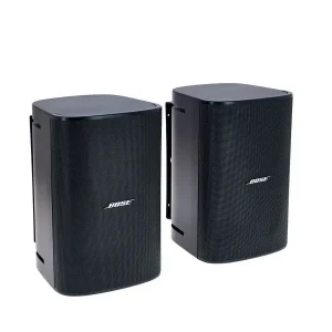 Par de altavoces Bose DesignMax DM6SE montados en pared.