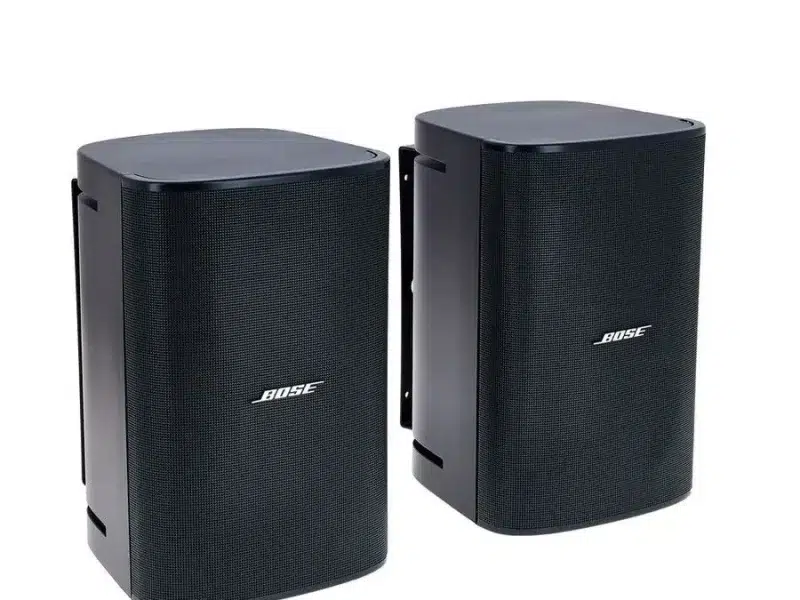 Par de altavoces Bose DesignMax DM6SE montados en pared.