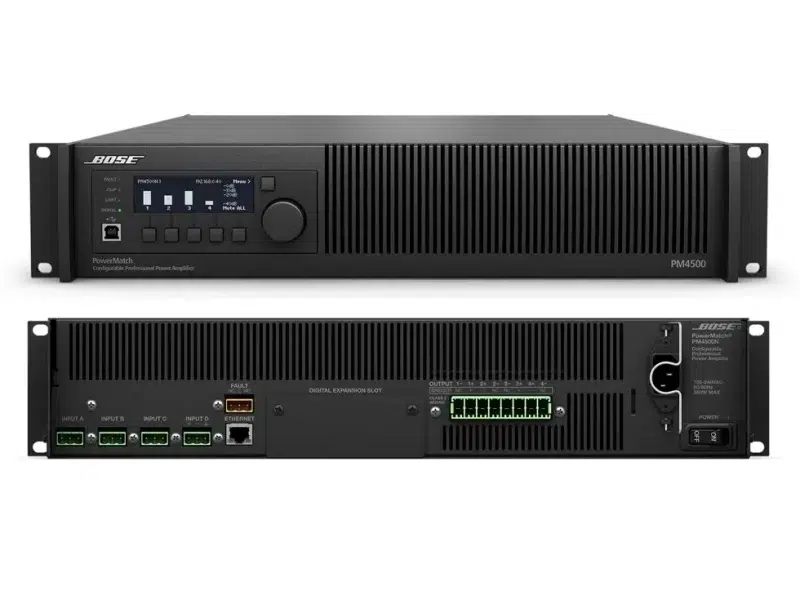 Amplificador profesional configurable Bose PowerMatch PM4500N montado en rack, vista frontal y posterior.