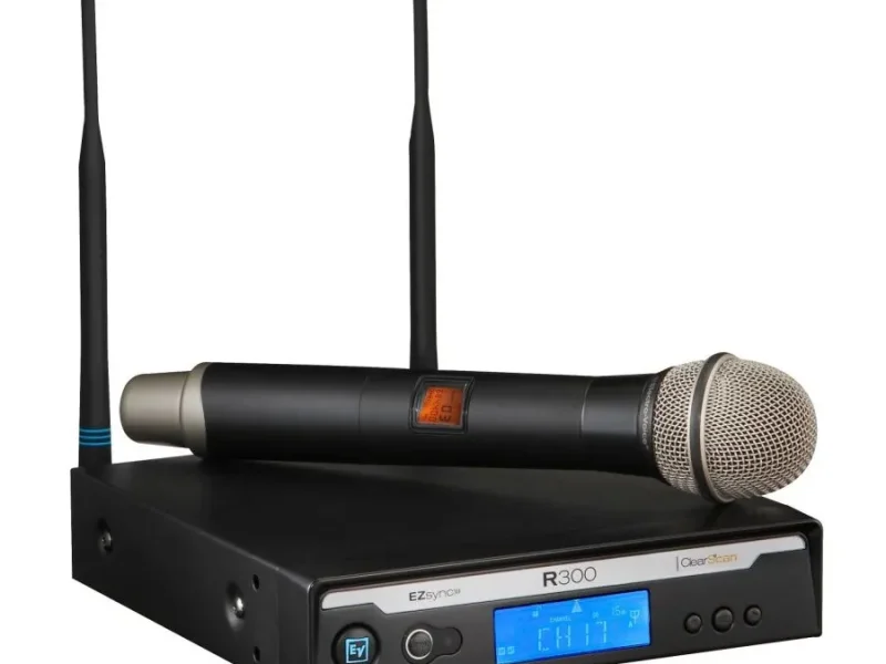 Sistema inalámbrico Electro-Voice R300HD con micrófono de mano y receptor digital.
