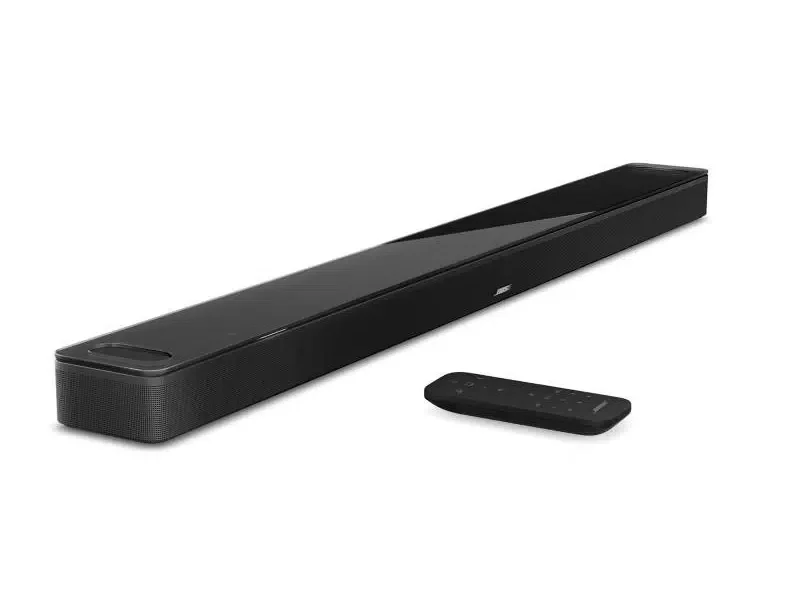 Barra de sonido Bose Smart Soundbar 900 negra con control remoto, vista en ángulo.
