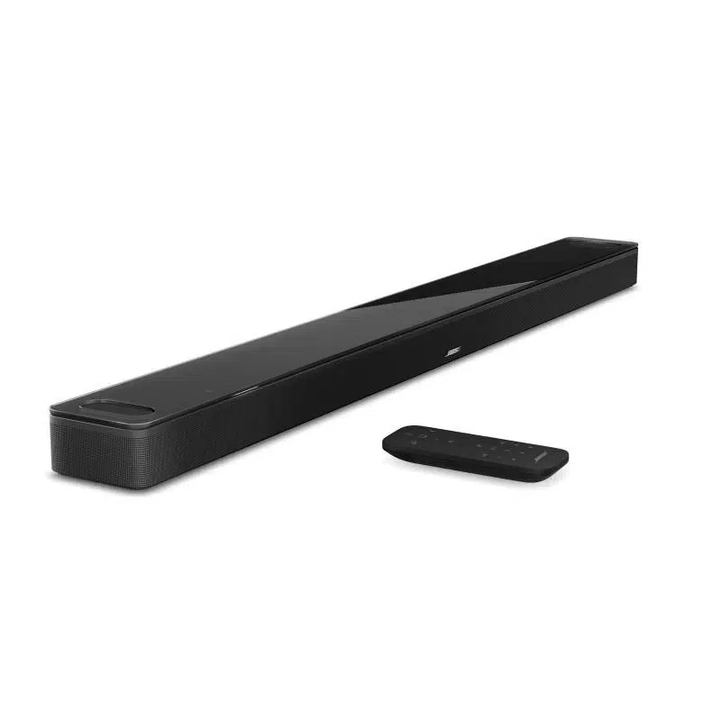 Barra de sonido Bose Smart Soundbar 900 negra con control remoto, vista en ángulo.
