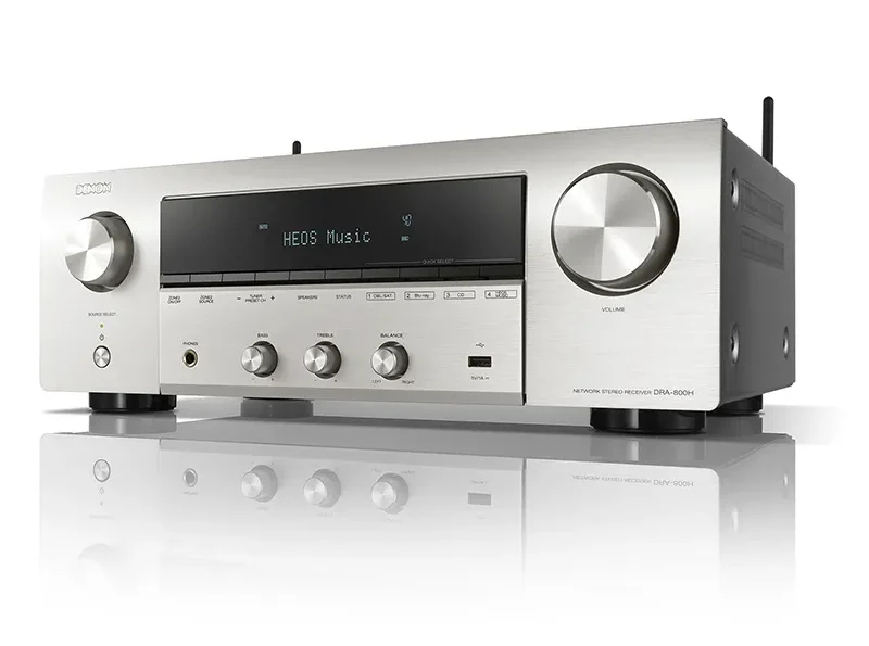 Receptor estéreo en red DENON DRA-800H en acabado plateado con pantalla HEOS Music