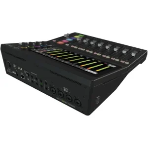 Consola de producción de audio MACKIE DLZ CREATOR con pantalla táctil y múltiples controles.
