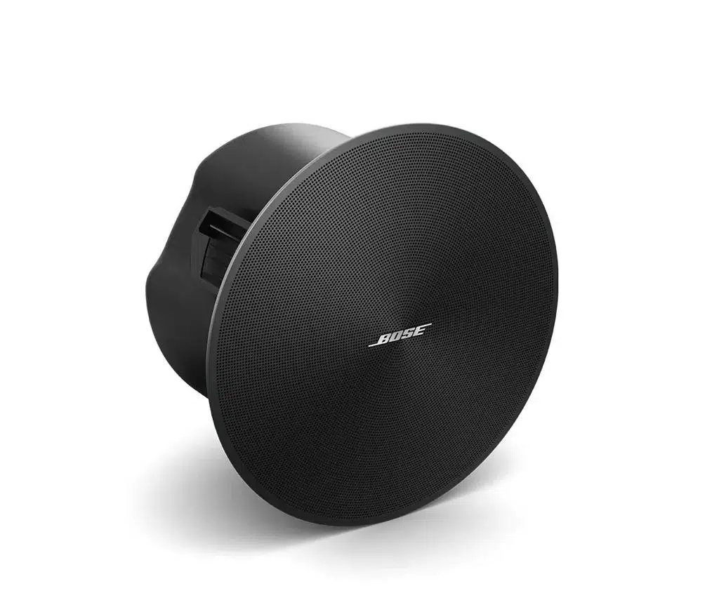 Altavoces de techo Bose DesignMax DM5C para sonido ambiental en bar